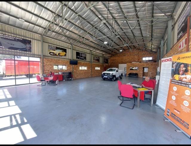 5,891M² SHOWROOM FOR SALE IN APEX